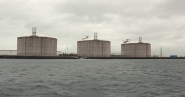 Enerji depolama için Rotterdam, LNG ve petrol terminallerindeki gaz depolama siloları