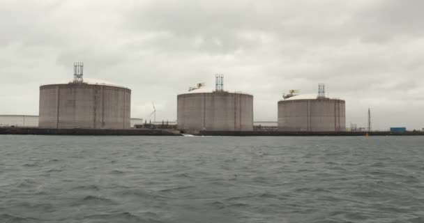 Silos Almacenamiento Gas Puerto Rotterdam Terminal Gnl Petróleo Para Almacenamiento — Vídeo de stock