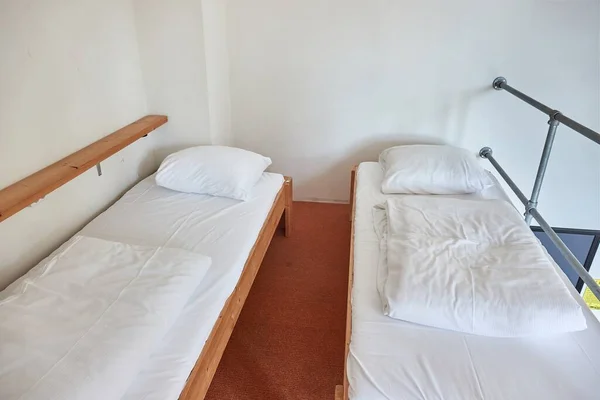 Mochilero Dormitorio Con Poco Presupuesto Interior Simple Camas Imágenes de stock libres de derechos