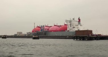 Terminaldeki LNG gemisi Rotterdam Limanı 'na sıvılaştırılmış doğalgaz taşıyor. Avrupa için enerji arzı