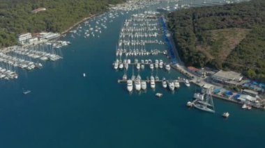 Hırvatistan 'ın Pula kentinde limanda çok sayıda yelkenli bulunuyor