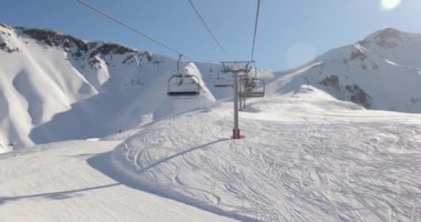 Alp kayak merkezinde kayak asansörü kullanmak