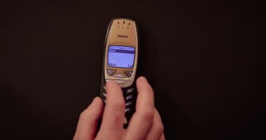 Budapeşte, Macaristan - 10 Ocak 2021: Klasik Nokia 6310i cep telefonu, annemi arıyor. Numara şu anda servis dışı.
