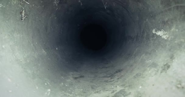 Durch Röhrenrinnenrohr Mit Verschmutzten Rückständen Die Dunkle Grube Sondenlinse Sicht — Stockvideo
