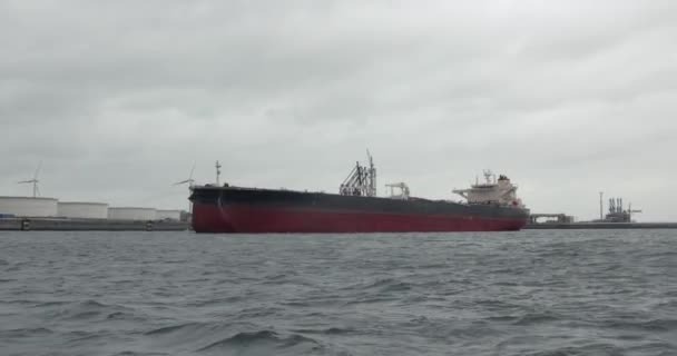 Duży Zbiornikowiec Ropą Naftową Zadokował Terminalu Naftowym Maasvlakte Rotterdamie Pompując — Wideo stockowe