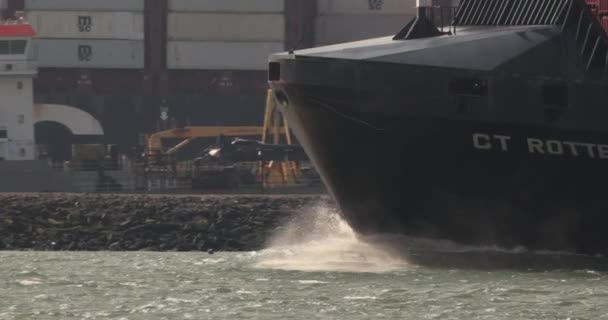 Rotterdam Holandia Września 2023 Duży Statek Towarowy Dziób Budzi Się — Wideo stockowe