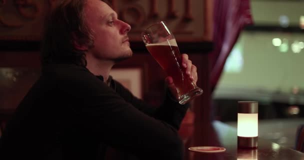 Άνθρωπος Πίνοντας Μπύρα Μόνος Ένα Μπαρ — Αρχείο Βίντεο