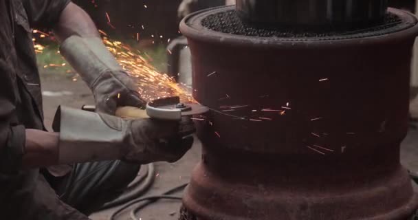 在垃圾场用角磨床切割生锈的金属制品 — 图库视频影像