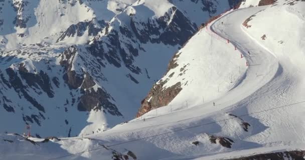 Skipiste Franse Alpen Veel Mensen Komen Van Piste Alpe Dhuez — Stockvideo