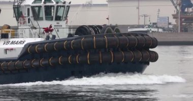 Rotterdam, Hollanda - 18 Eylül 2023: römorkör pruvası 60 fps 'tan yavaş çekimde limanda çalışıyor.