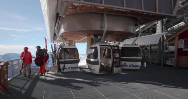 Alpe dHuez, Fransa - 20 Ocak 2022: Kayak kabini kaldırma istasyonu, yükselen kayakçılar, büyük, popüler kayak merkezleri ve birçok kayak pisti