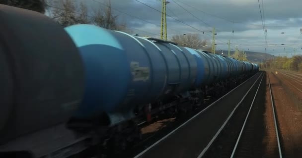 最後のワゴンの後ろからの視点の列車の旅のポイントは 石油のための貨物ワゴンで産業部品を通過 — ストック動画