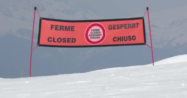 Ski Slope Closed Banner Work Closed French English Italian German — Stock Video