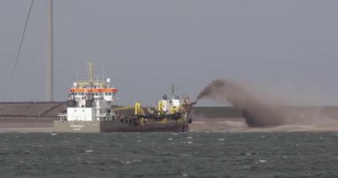 Rotterdam, Hollanda - 17 Eylül 2023: Maasvlakte yakınlarındaki Rotterdam Limanı 'nda kazı gemisi. Dredger gemisi karayı geri almak ve liman alanını Kuzey Denizi 'ne doğru genişletmek için kullanılır.