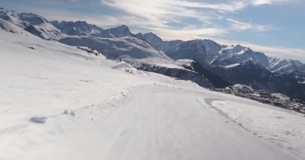 Skifahren Auf Der Schneebedeckten Piste Skigebiet Alpe Dhuez Frankreich Sonnenstrahlen — Stockvideo