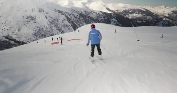 Alplerde Kayak Yapmak Çekim Takip Etmek Karlı Dağ Manzaraları — Stok video