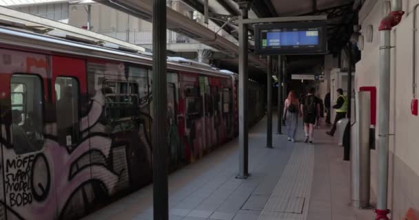 アテネ ギリシャ 2023年4月22日 アテネの地下鉄駅 駅を出発するグラフィティでいっぱいの電車 — ストック動画