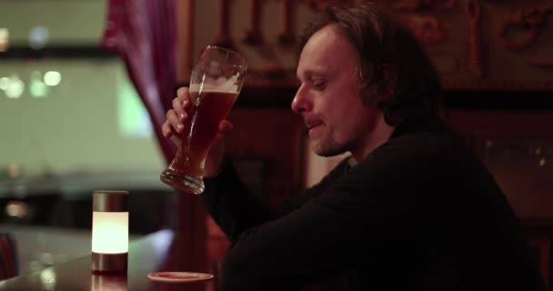 술집에서 맥주를 마시는 남자는 노래를 부르고 노래에 드럼을 — 비디오