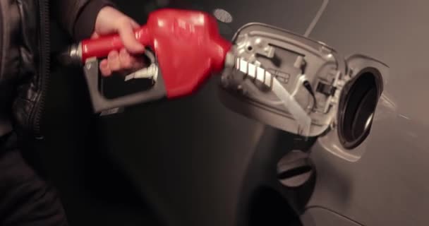 Ugello Del Distributore Benzina Agitarlo Mano Mentre Non Esce Carburante — Video Stock