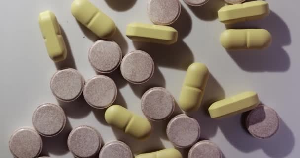 Medicijnen Drugs Pillen Spinnen Een Gewoon Wit Oppervlak Werpen Schaduwen — Stockvideo