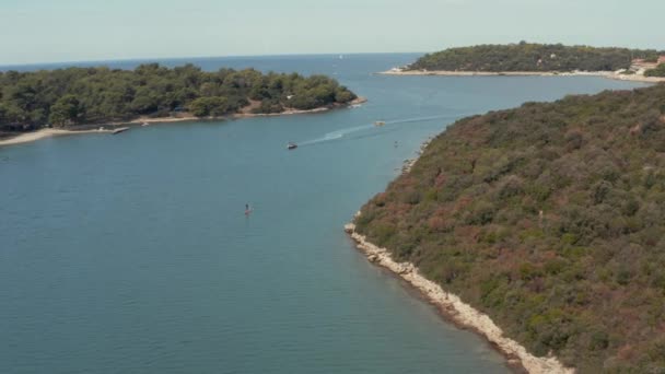 克罗地亚波拉附近地中海上一个有船只的海湾的空中景观 — 图库视频影像