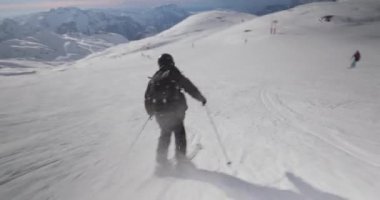 Alplerde kayak, hızlı giden kayakçı, tam kare DSLR 'ı takip et.