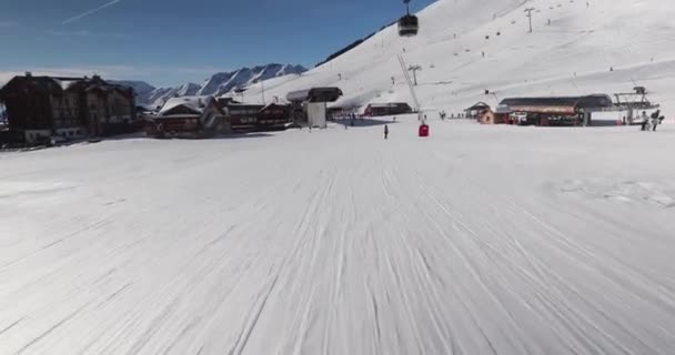 阿尔普 德怀兹 Circa 2022 在法国阿尔卑斯山脉的滑雪场上 从一个滑雪场上俯瞰 许多人在广受欢迎的滑雪胜地 — 图库视频影像