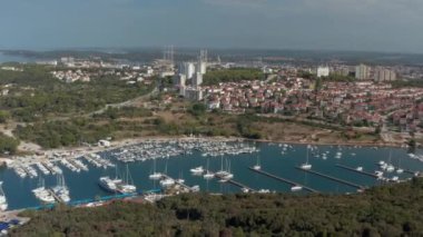 Hırvatistan 'ın Pula kentinde limanda çok sayıda yelkenli bulunuyor