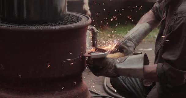 ジャンクヤードの角度グラインダーで錆びた金属アーティファクトを切断する — ストック動画