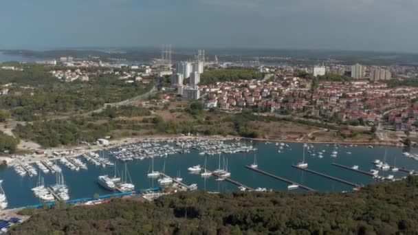 Pemandangan Udara Pula Kroasia Dengan Pelabuhan Untuk Banyak Perahu Layar — Stok Video
