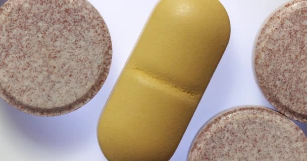 Φάρμακα Χάπια Φαρμάκων Που Περιστρέφονται Μια Λαμπερή Διαφανή Επιφάνεια Πίσω — Αρχείο Βίντεο