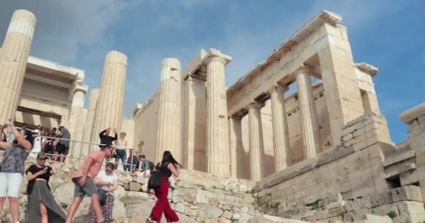 アテネ ギリシャ 2023年4月23日 古代ギリシャ文明のランドマークであるアテネのアクロポリスの古代の柱 人気のランドマークを訪れる観光客 — ストック動画