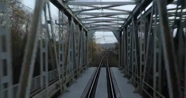 Viagem Trem Passando Por Uma Ponte Velha Vista Trás — Vídeo de Stock