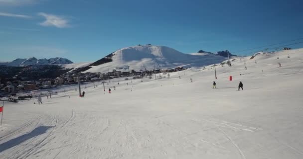 在法国阿尔卑斯山脉的滑雪场上 滑雪场上的许多人都无法辨认 — 图库视频影像