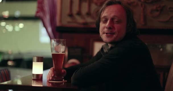 Άνθρωπος Πίνοντας Μπύρα Ένα Μπαρ Μιλώντας Μιλώντας Μερικές Λέξεις Συνομιλία — Αρχείο Βίντεο