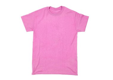 Beyaz arkaplanda izole edilmiş pembe boş tişört, parlak canlı renk.