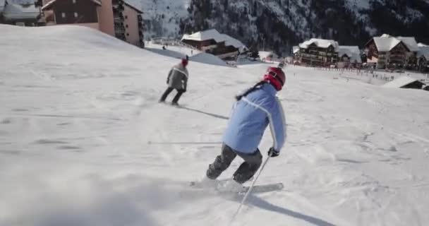 在法国冬季雪地的高山风景滑雪场滑雪 — 图库视频影像