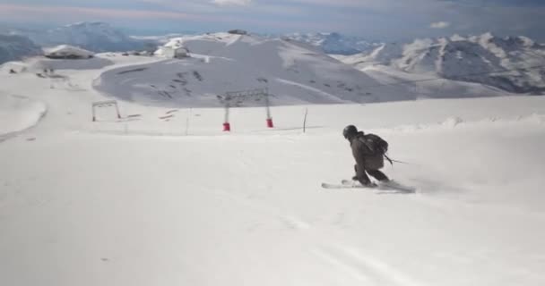 Skidåkning Alperna Skidåkare Snabbt Följ Skott Full Bildkamera — Stockvideo