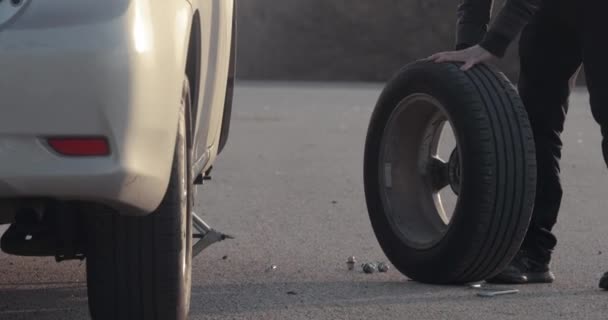 换车轮 路边备胎 — 图库视频影像