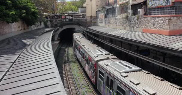 アテネ ギリシャ 2023年5月22日 アテネの地下鉄駅 駅を離れるグラフィティでいっぱいの電車 — ストック動画