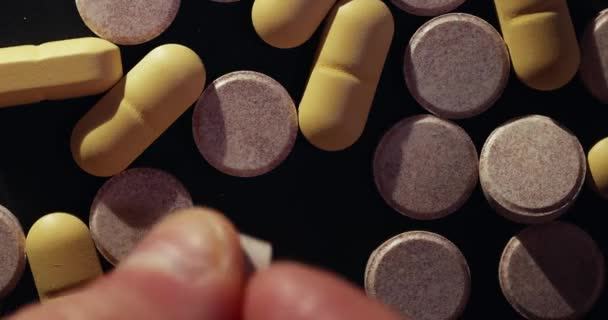 Лекарства Таблетки Вращающиеся Темном Черном Фоне — стоковое видео