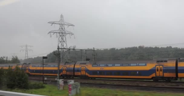 Rotterdam Hollanda Eylül 2023 Hollanda Bir Demiryolu Hattından Geçen Yolcu — Stok video