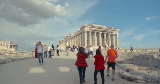 希腊雅典 2023年5月23日 雅典雅典卫城的古柱 古希腊文明的地标 游客参观这个受欢迎的地标 — 图库视频影像
