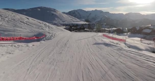 法国阿尔卑斯山的滑雪场 经过木制的小木屋在阿尔佩德怀兹住宿 — 图库视频影像