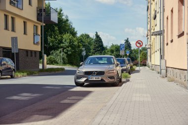 Plzen, Çek Cumhuriyeti - 2 Haziran 2022: Volvo S90 lüks arabası güneş ışığında bir sokağa park edildi