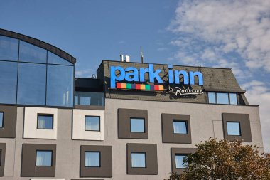 Bratislava, Slovakya - 14 Ekim 2023: Park Inn Hotel tabelası Bratislava şehir merkezindeki bina. Güneşli mavi gökyüzü