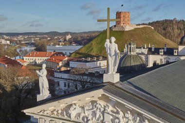 Vilnius Katedrali 'nin güneş ışığı altında çan kulesinin manzarası
