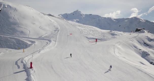 乘坐滑雪车在法国瓦尔米尼尔的阿尔卑斯山 攀登雪山 俯瞰度假胜地的斜坡 — 图库视频影像