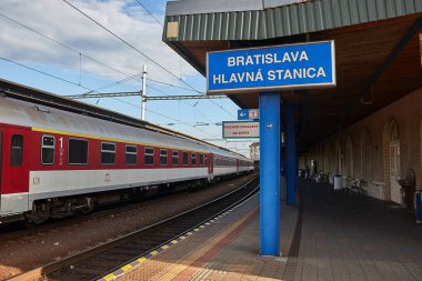 Bratislava, Slovakya - 14 Ekim 2023: Bratislava 'nın ana tren istasyonu, platformların üstündeki tren istasyonu