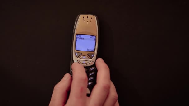 Velho Celular Chamando Mãe Display Lcd Monocromático Simples — Vídeo de Stock